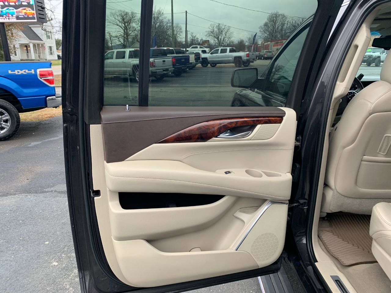 Used 2015 Cadillac Escalade ESV Premium image 30