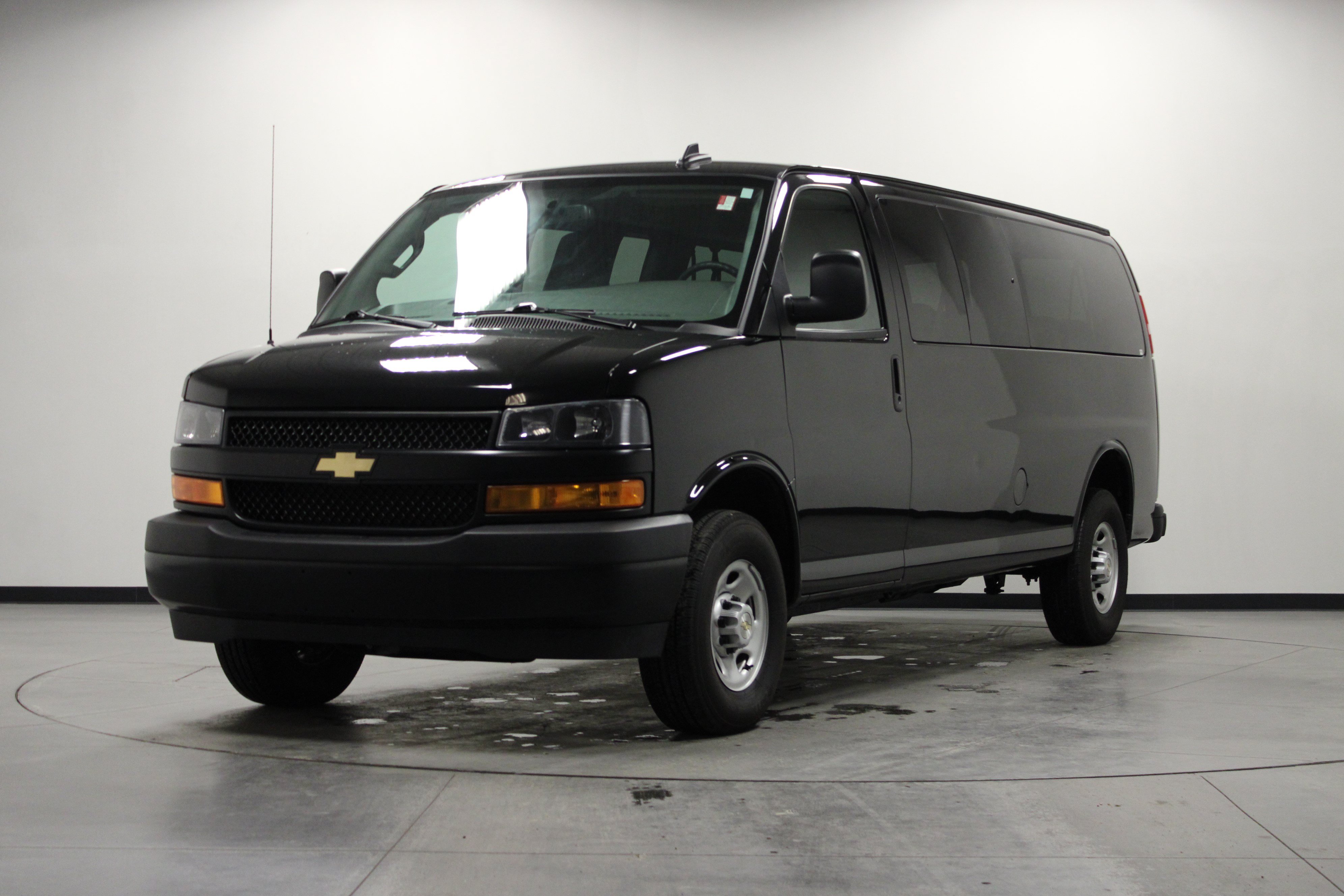 Used 2025 Chevrolet Express 3500 LS RWD image 8