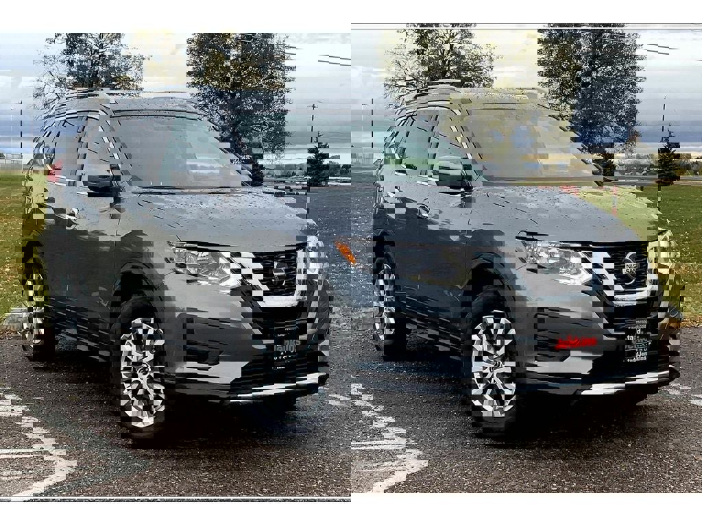 Used 2018 Nissan Rogue SV image 2