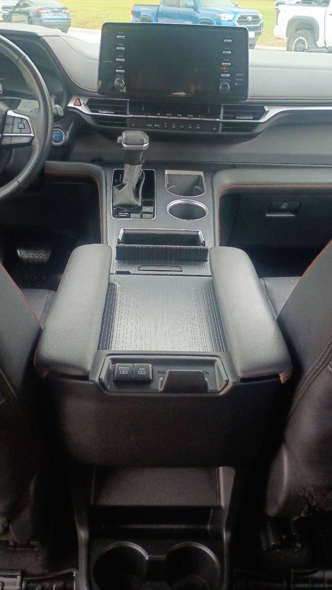 Used 2023 Toyota Sienna XSE FWD image 16