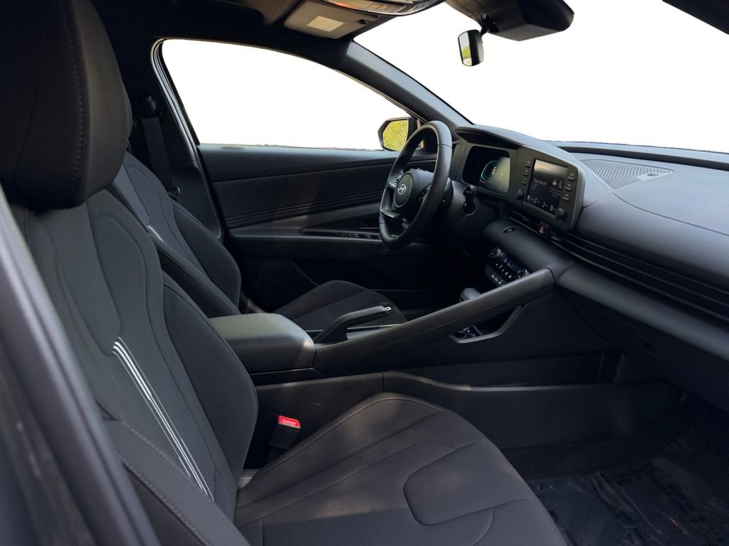 Used 2025 Hyundai Elantra Sport FWD image 15
