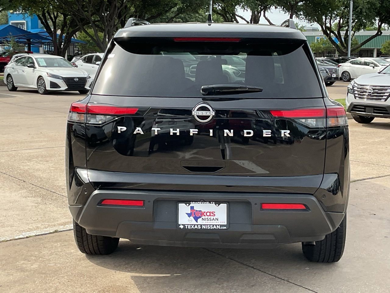 Used 2025 Nissan Pathfinder SV image 6