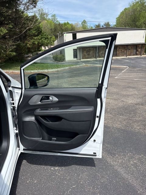 Used 2024 Chrysler Pacifica Limited w/ S Appearance Package image 23