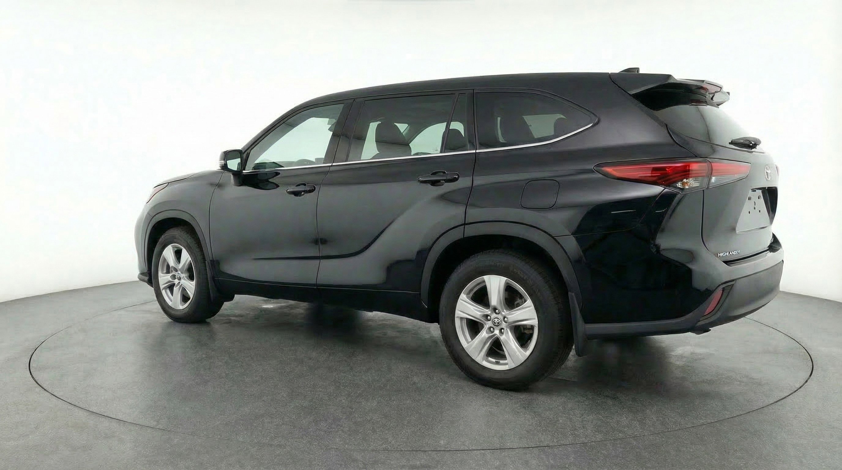 Used 2025 Toyota Highlander LE image 6