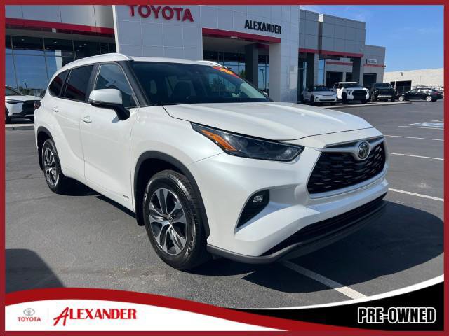Certified 2025 Toyota Highlander XLE AWD/4WD image 1