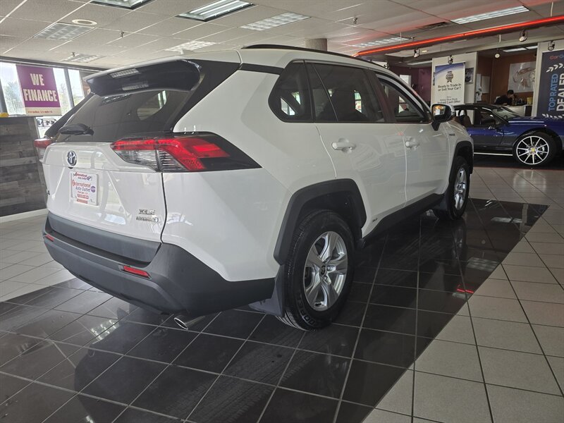Used 2020 Toyota RAV4 XLE w/ Convenience Package AWD/4WD image 4
