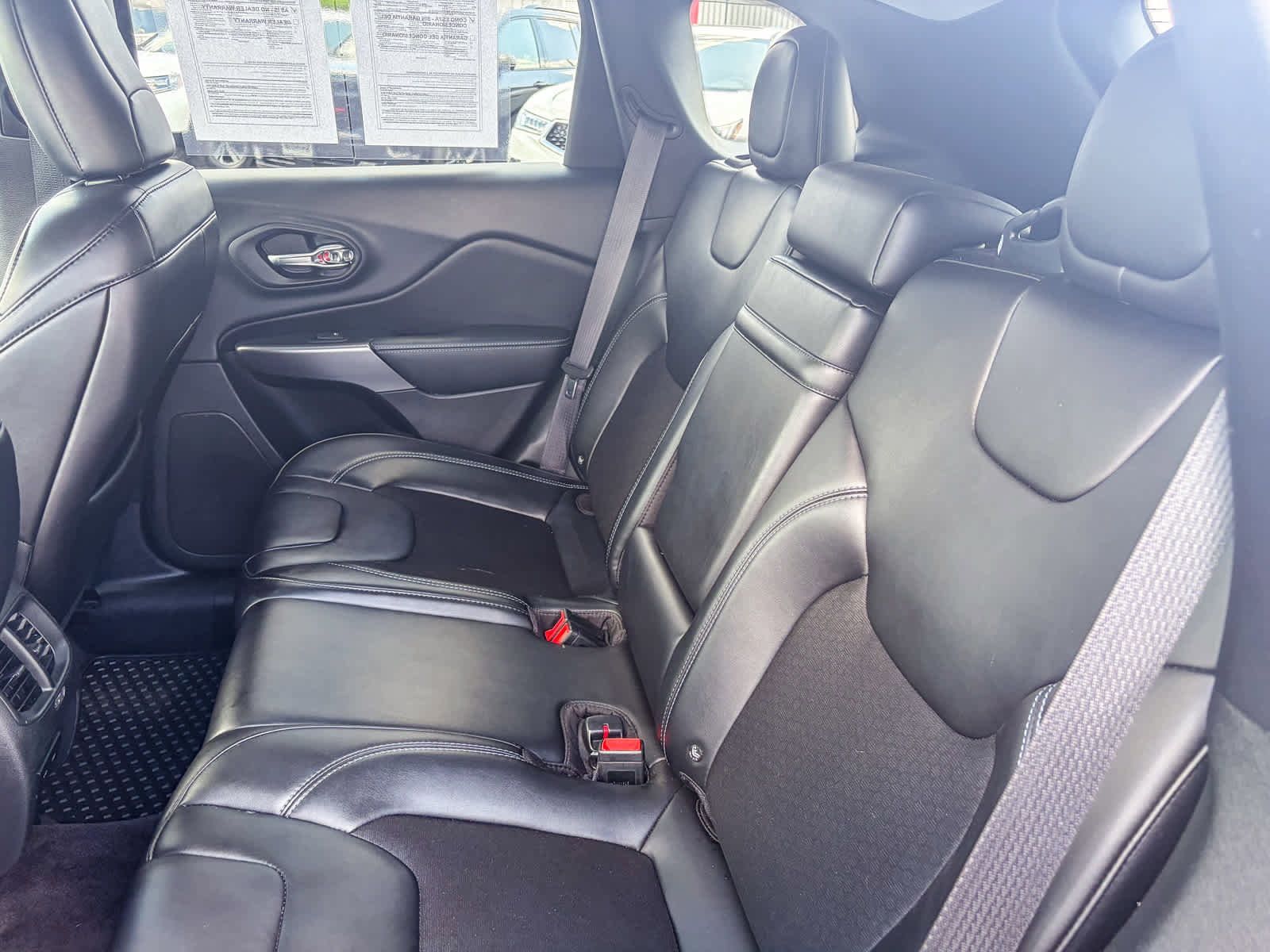 Used 2019 Jeep Cherokee Latitude Plus w/ Cold Weather Group AWD/4WD image 17