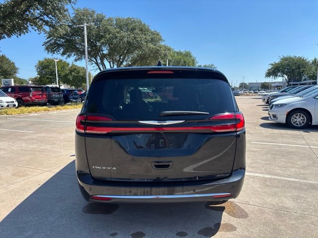 Used 2023 Chrysler Pacifica Touring-L FWD image 6