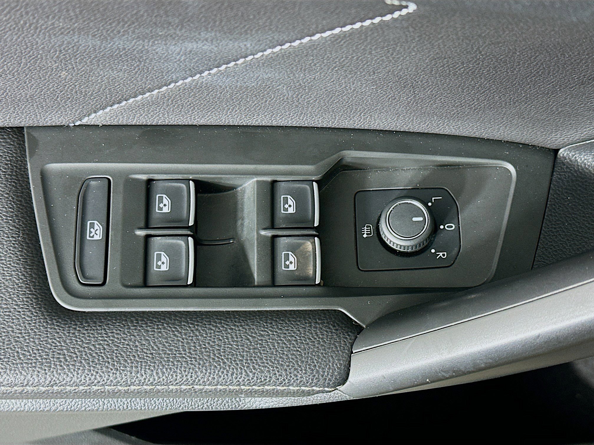 Used 2023 Volkswagen Tiguan SE w/ Panoramic Sunroof Package FWD image 15