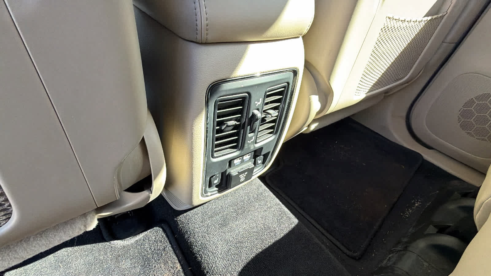 Used 2014 Jeep Grand Cherokee Limited w/ Trailer Tow Group IV AWD/4WD image 18