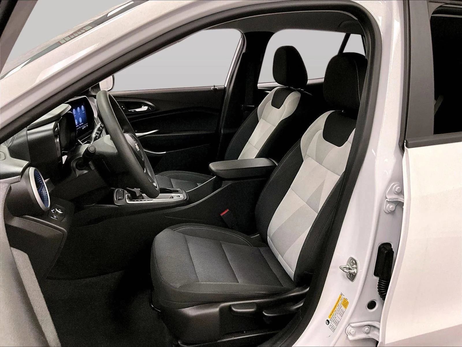 Used 2025 Chevrolet Trax LS w/ LS Convenience Package image 24