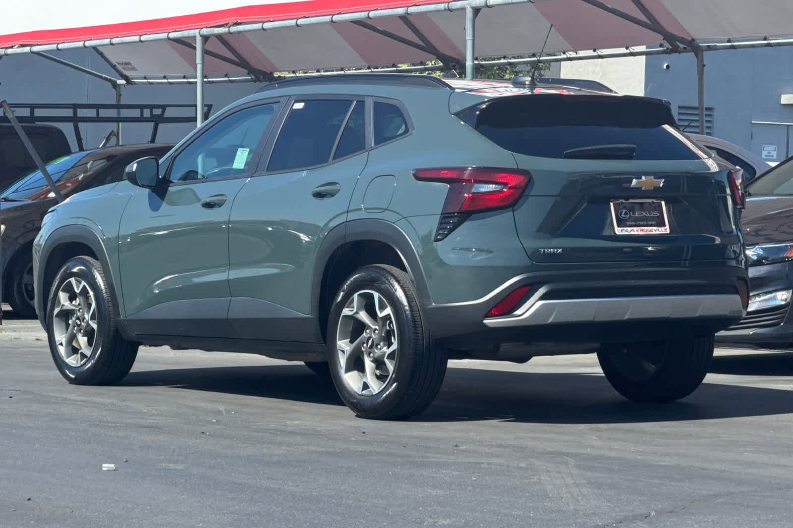 Used 2025 Chevrolet Trax LT FWD image 7