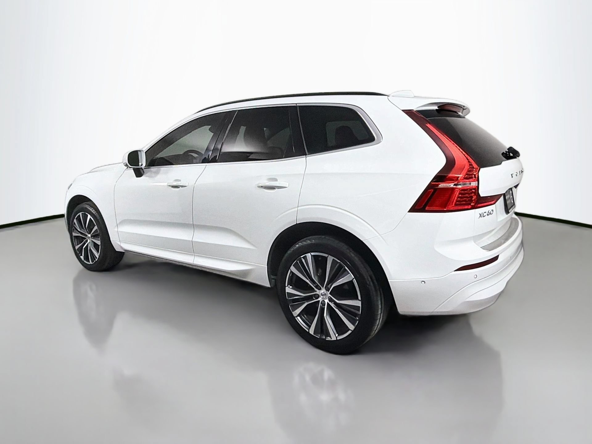 Certified 2022 Volvo XC60 B5 Momentum w/ Advanced Package FWD image 8