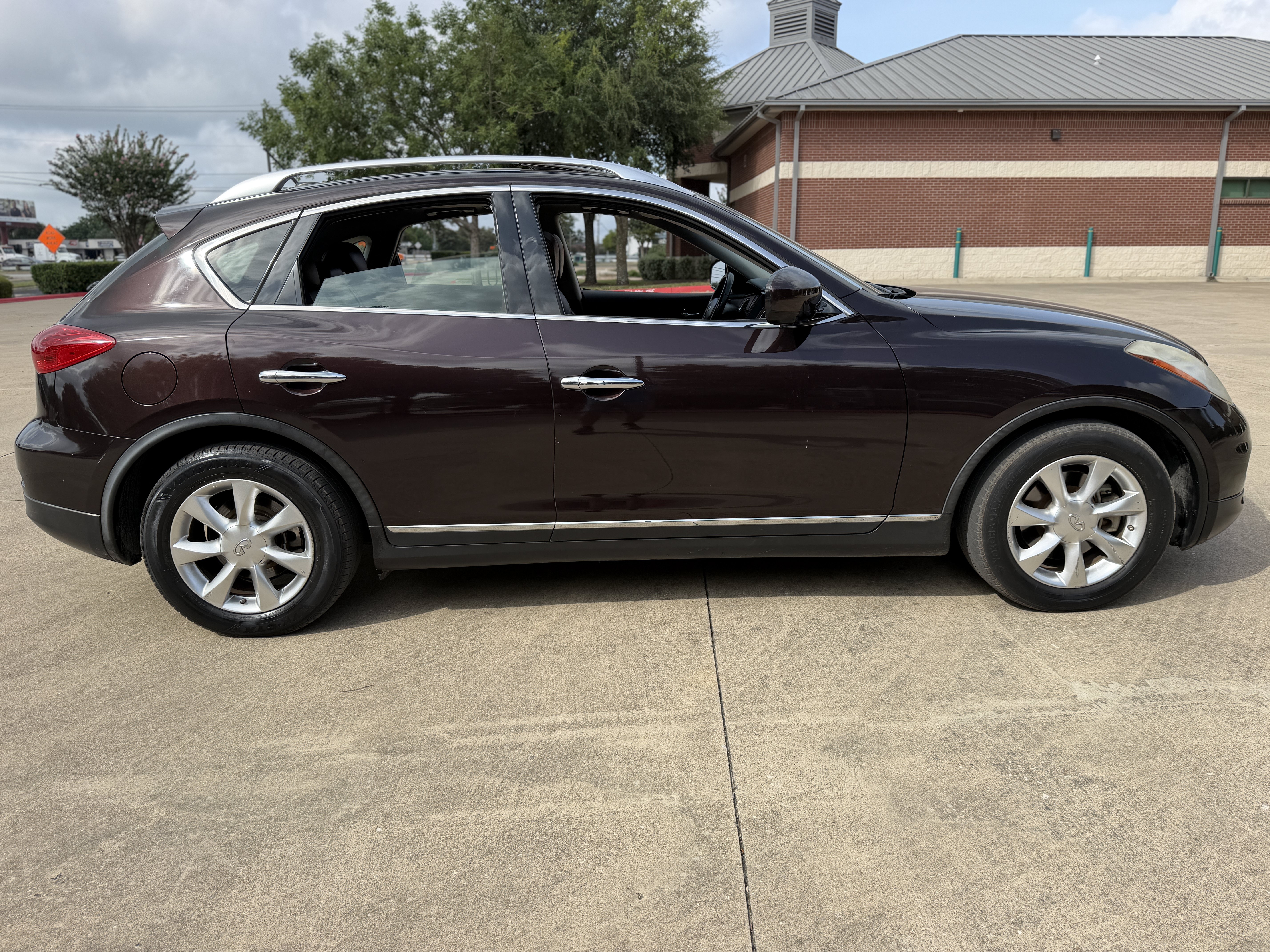 Used 2010 INFINITI EX35 Journey RWD image 7