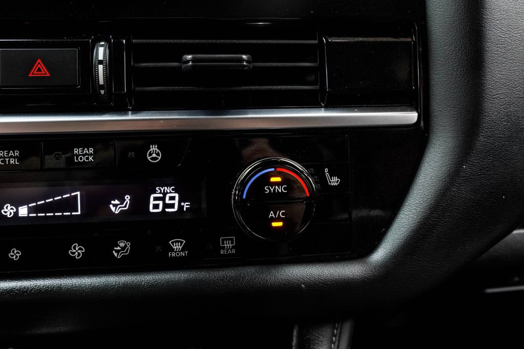 Used 2023 Nissan Pathfinder SL AWD/4WD image 28