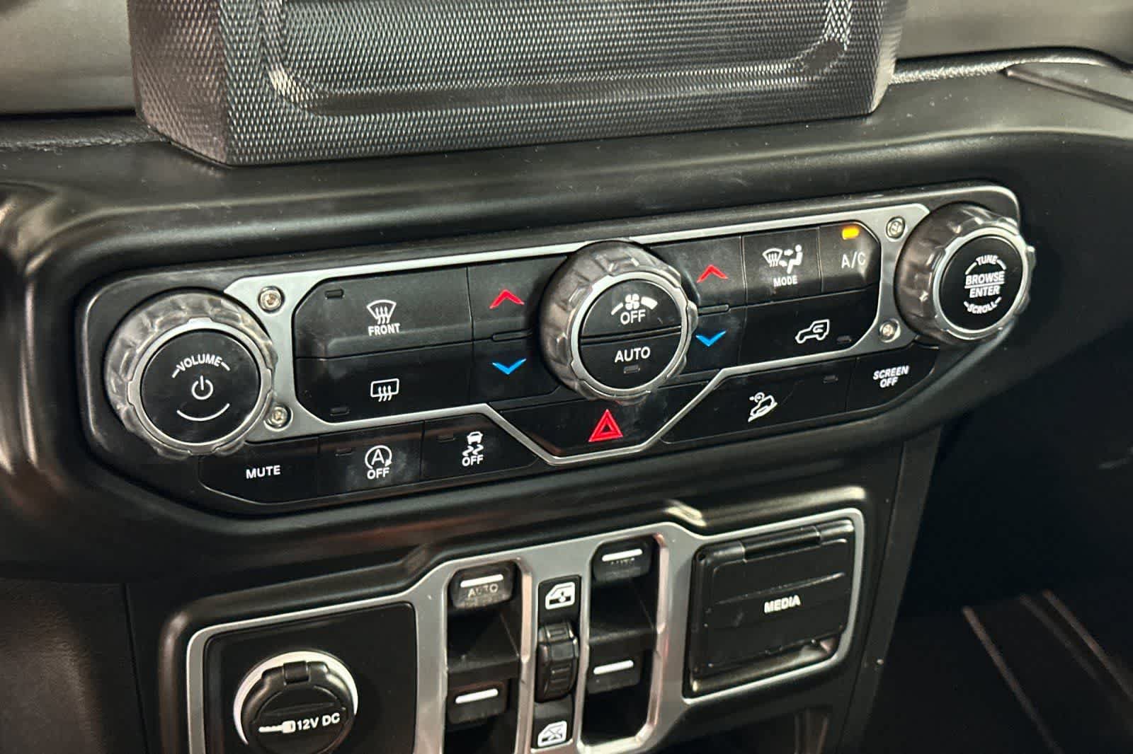 Used 2018 Jeep Wrangler Unlimited Sahara AWD/4WD image 24