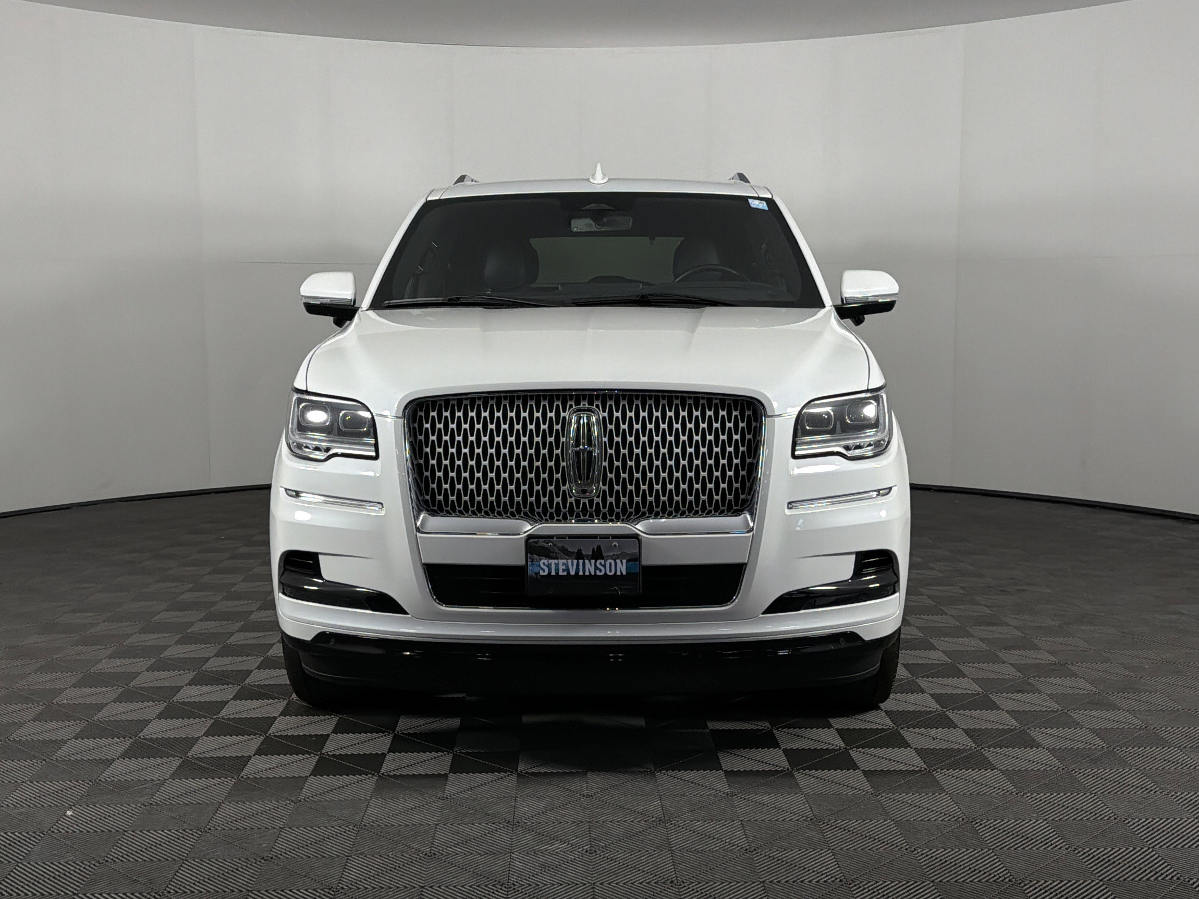 Used 2024 Lincoln Navigator Reserve image 2