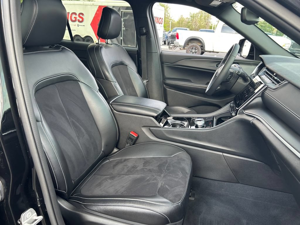 Used 2023 Jeep Grand Cherokee L Laredo AWD/4WD image 29
