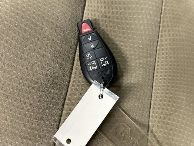 Used 2014 Chrysler Town & Country Touring FWD image 31