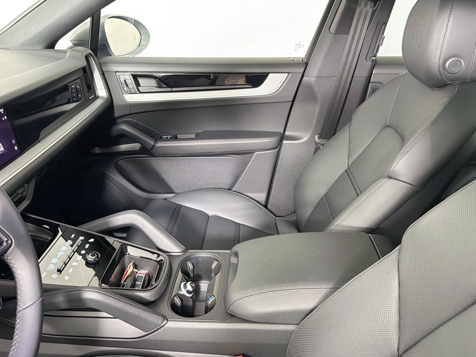 Certified 2025 Porsche Cayenne Coupe AWD/4WD image 30