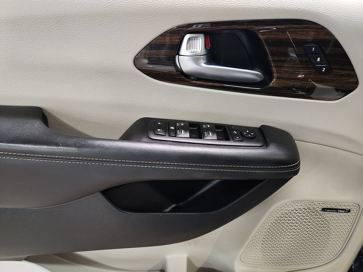 Used 2023 Chrysler Pacifica Limited w/ Uconnect Theater Family Group FWD image 45