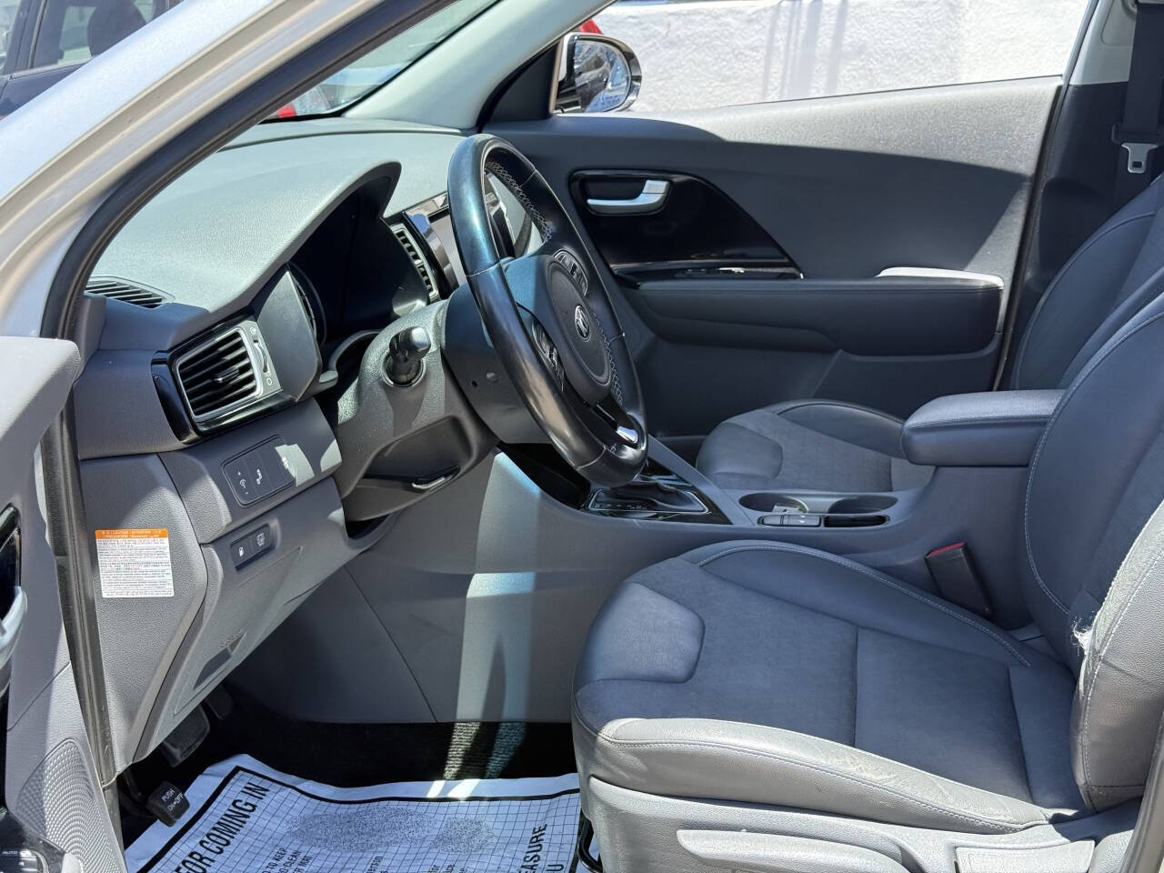 Used 2017 Kia Niro EX FWD image 18