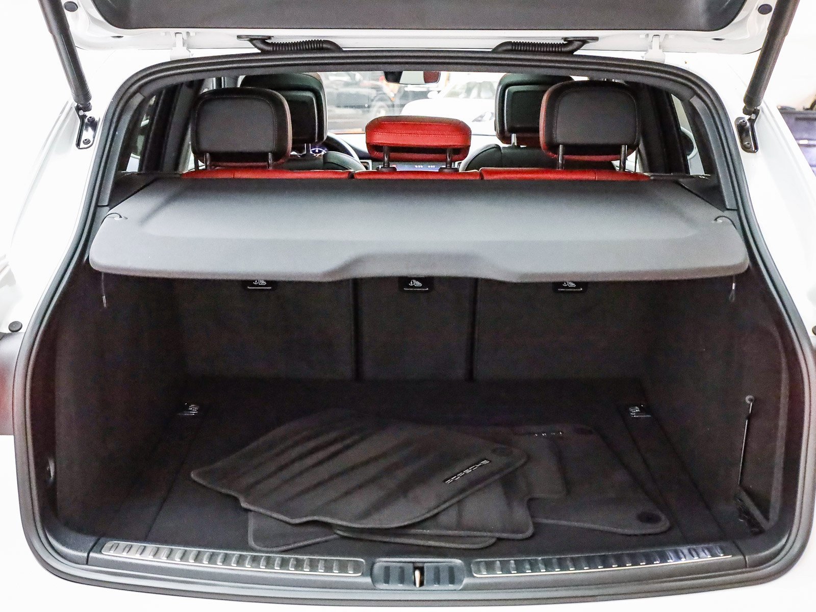 Used 2023 Porsche Macan image 31