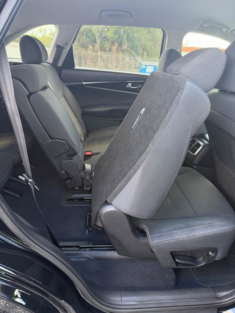 Used 2020 Kia Sorento LX FWD image 27