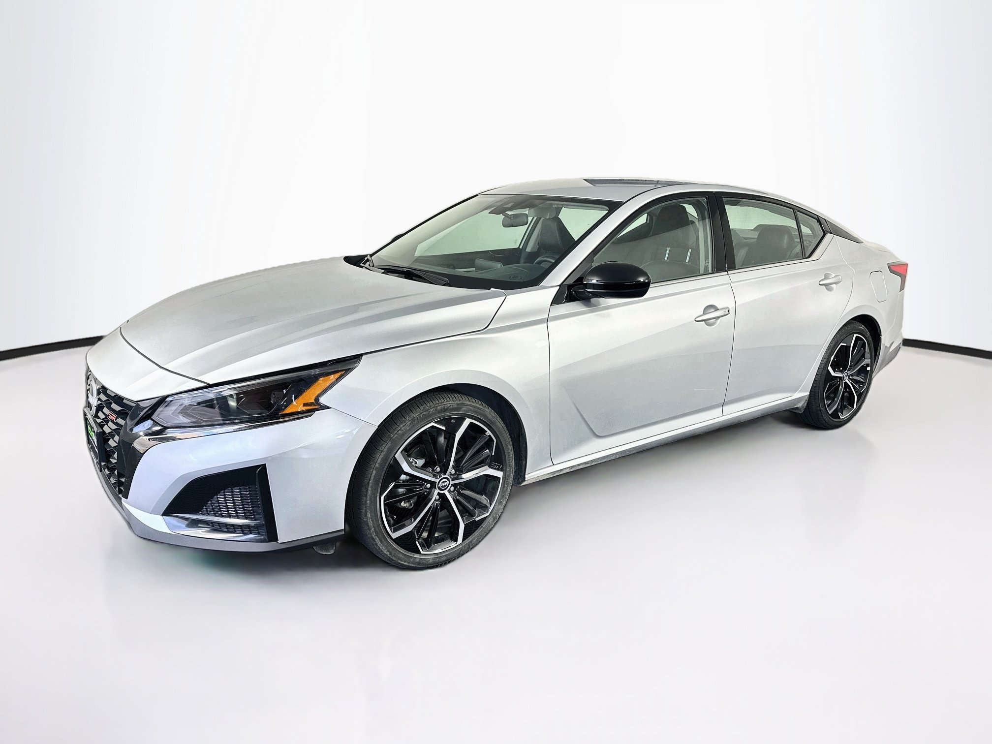 Used 2025 Nissan Altima 2.5 SR FWD image 3