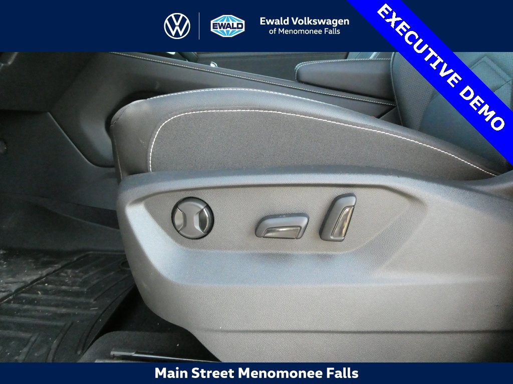 Certified 2025 Volkswagen Atlas SE image 9