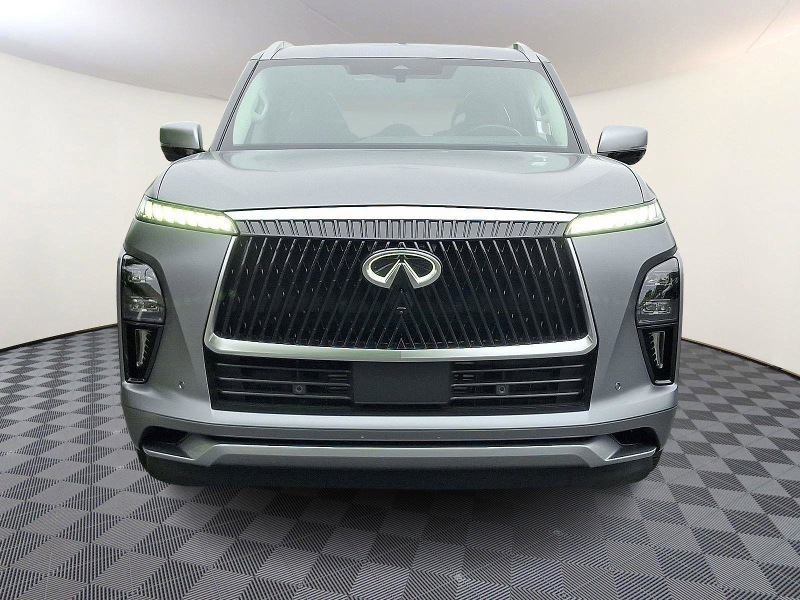 Used 2025 INFINITI QX80 Sensory AWD/4WD image 2