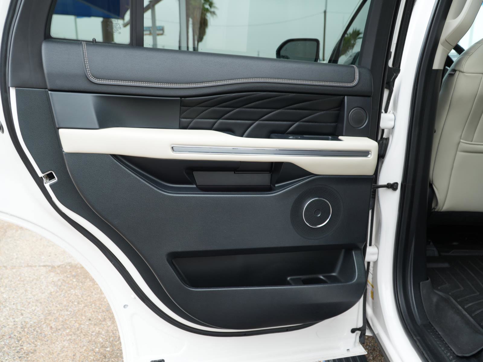 Used 2018 Ford Expedition Platinum image 18
