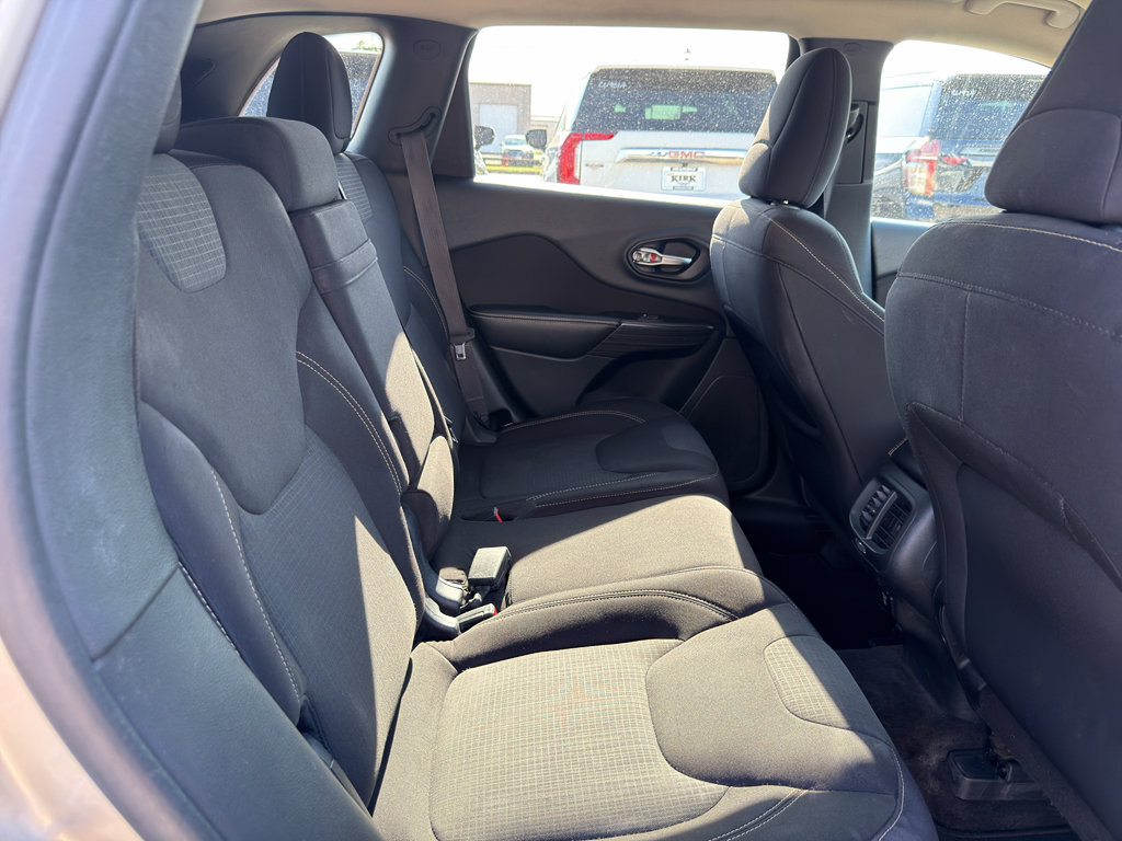 Used 2015 Jeep Cherokee Latitude FWD image 36
