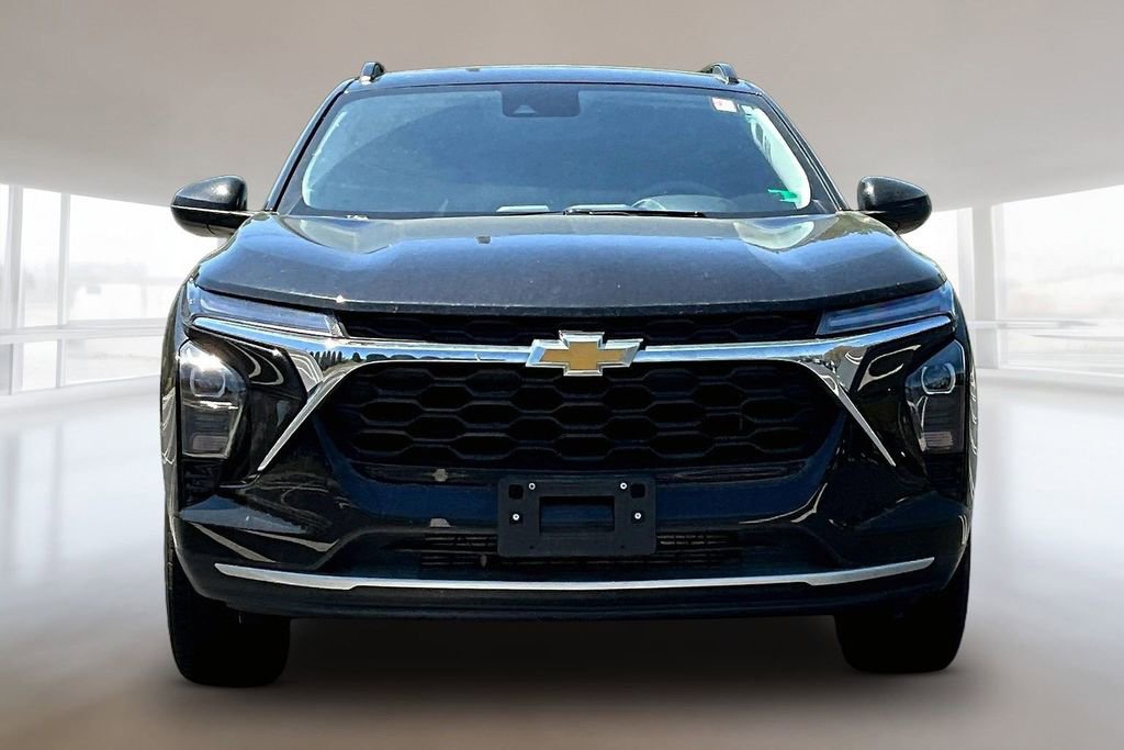 Used 2025 Chevrolet Trax LT FWD image 2