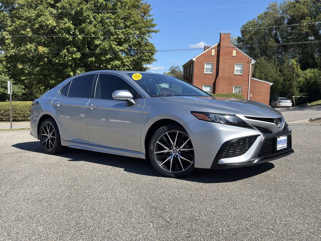 Used 2022 Toyota Camry SE image 2