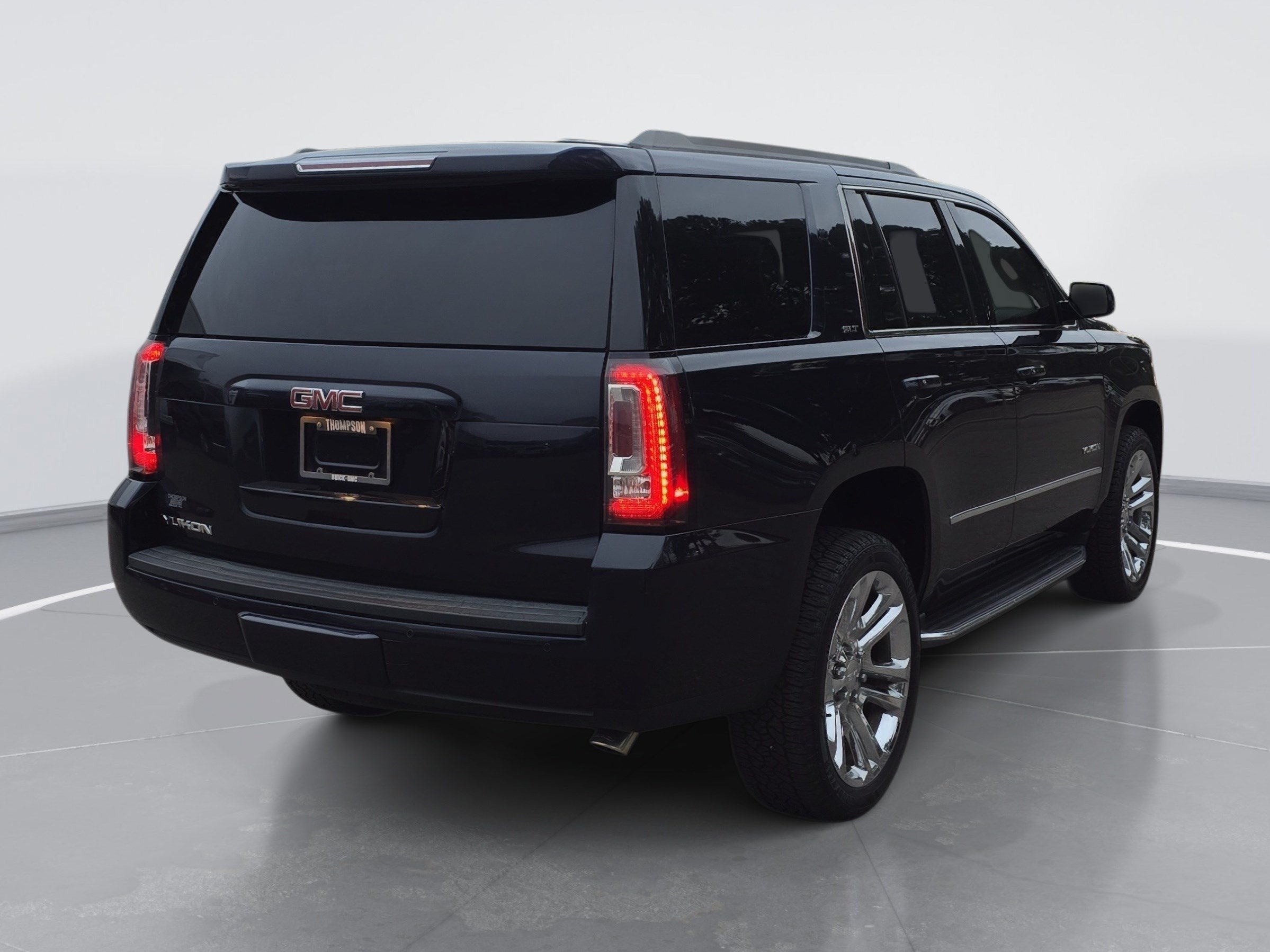 Used 2018 GMC Yukon SLT w/ Premium Edition AWD/4WD image 3