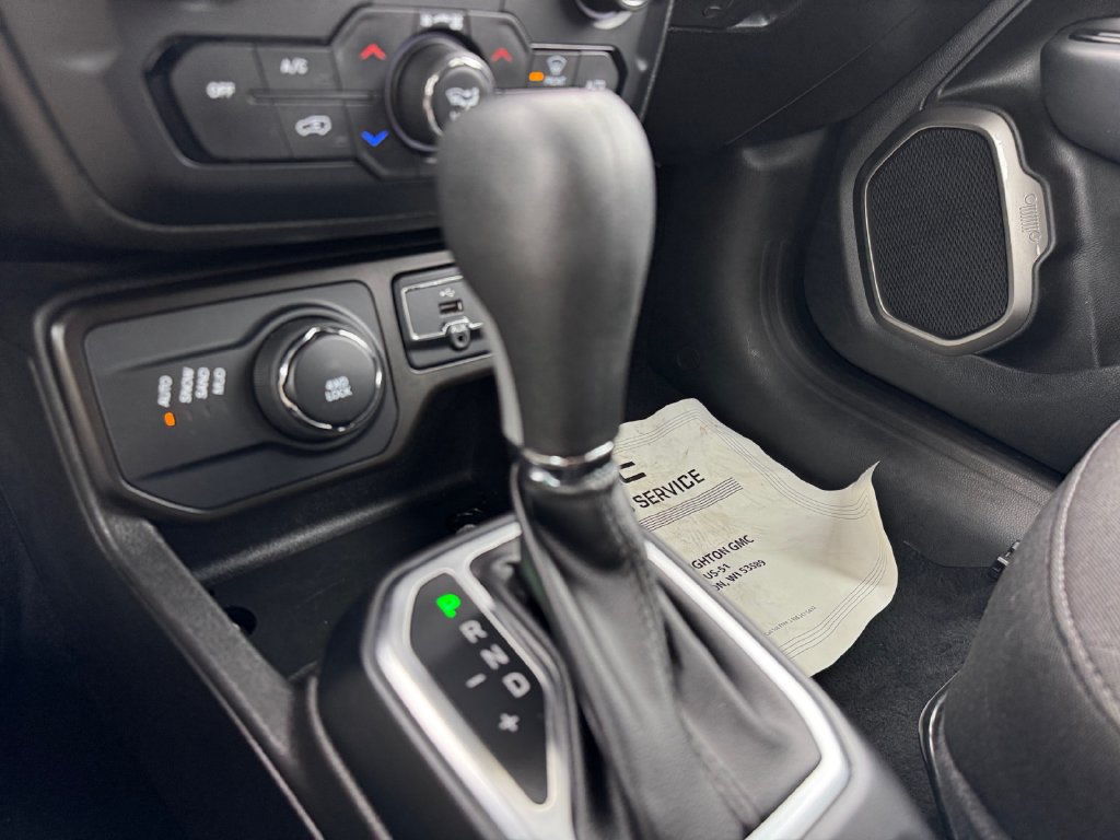 Used 2023 Jeep Renegade Latitude AWD/4WD image 27
