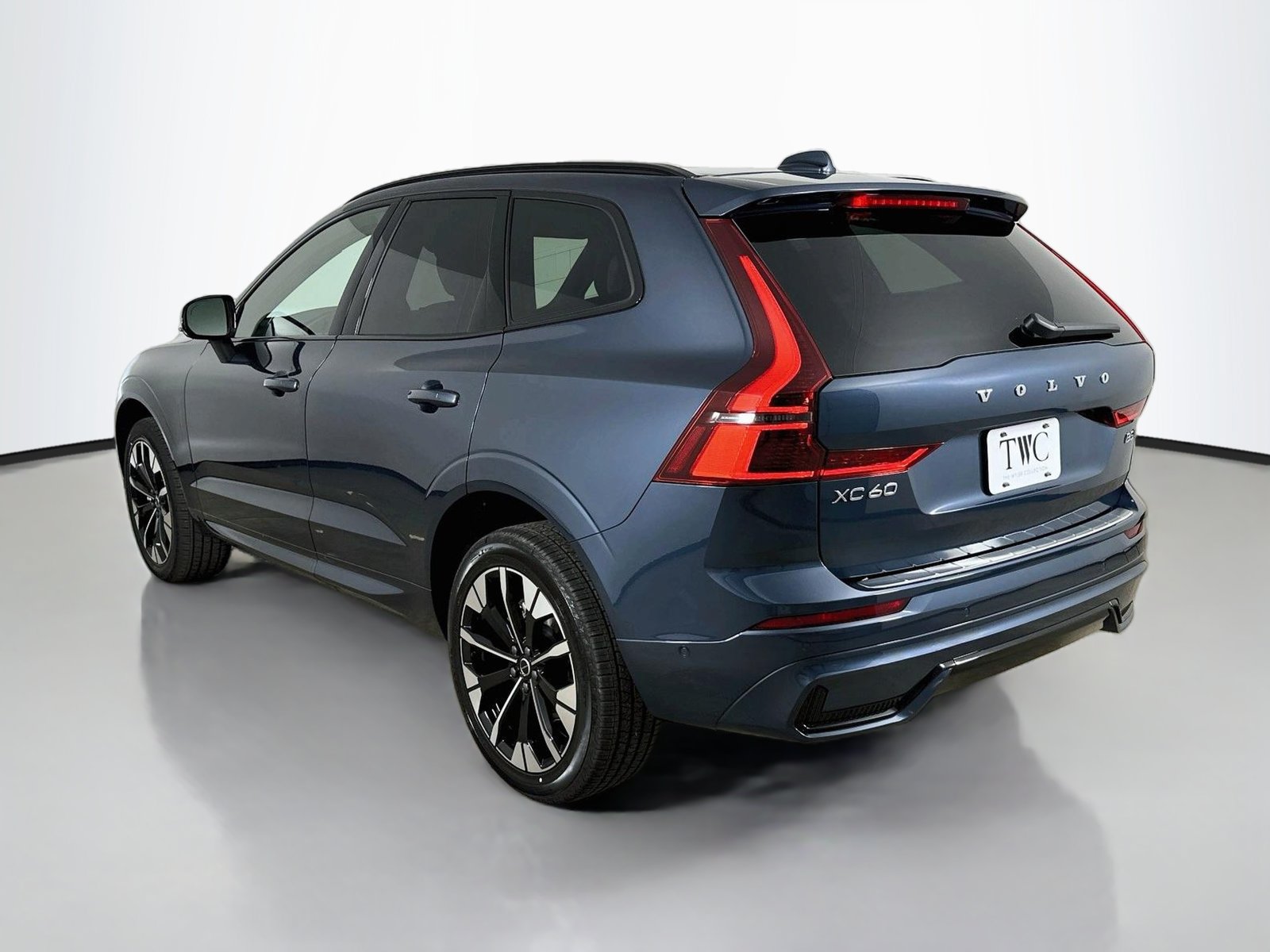 New 2027 Volvo XC60 B5 Plus AWD/4WD image 7