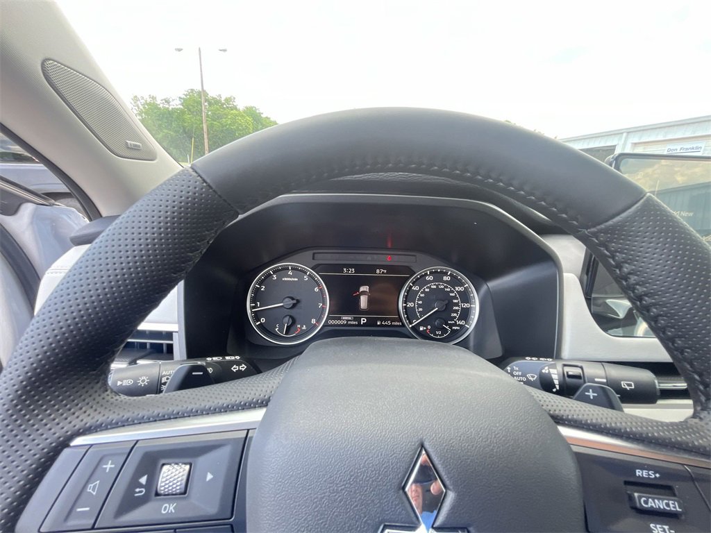 New 2025 Mitsubishi Outlander SE image 15