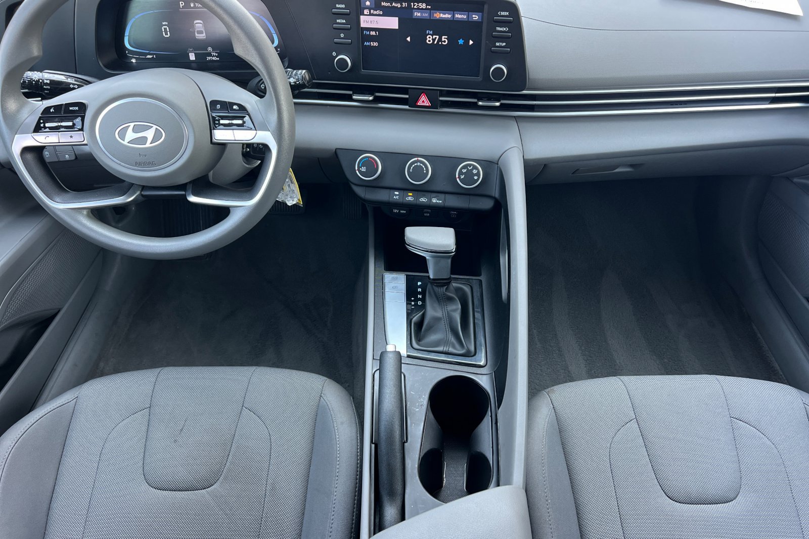 Used 2024 Hyundai Elantra SE FWD image 13