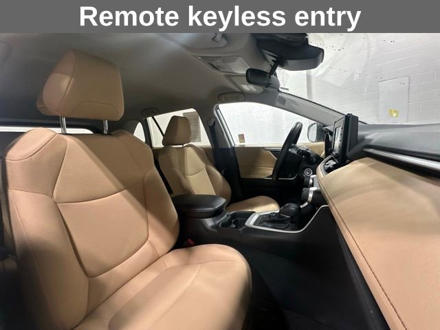 Used 2019 Toyota RAV4 LE w/ Carpet Mat Package AWD/4WD image 18