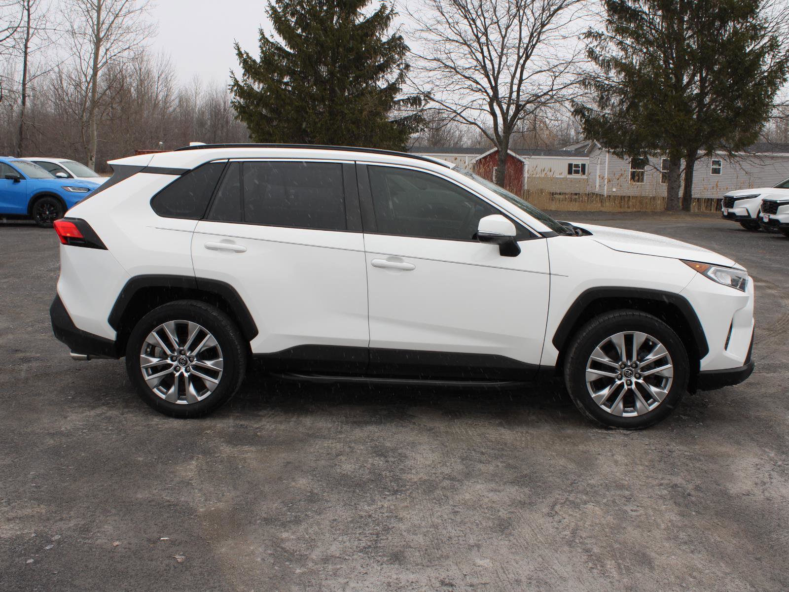 Used 2019 Toyota RAV4 XLE Premium w/ Cold Weather Package FWD image 4
