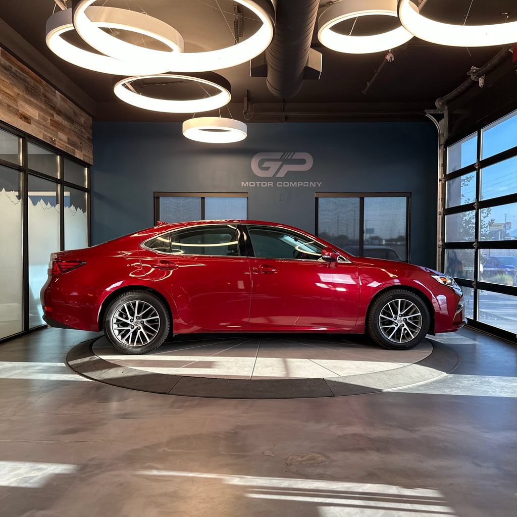 Used 2017 Lexus ES 350 w/ Luxury Package FWD image 2