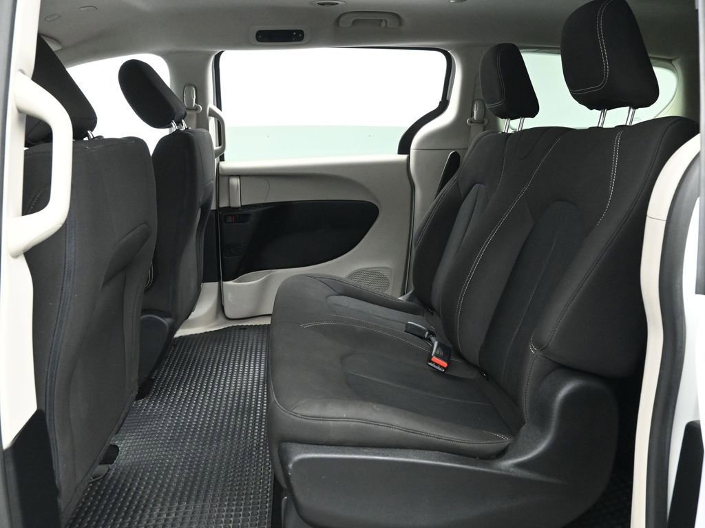 Used 2021 Chrysler Voyager L image 14