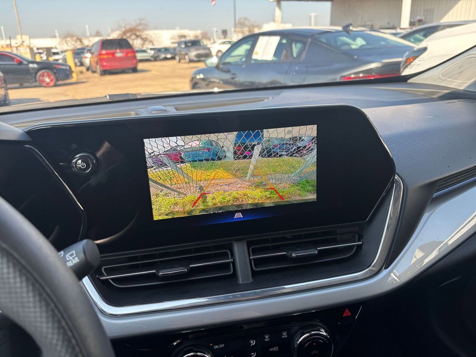Used 2025 Chevrolet Trax LT FWD image 22