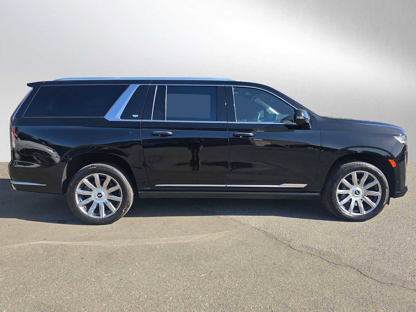 Used 2024 Cadillac Escalade ESV Premium Luxury Platinum image 2
