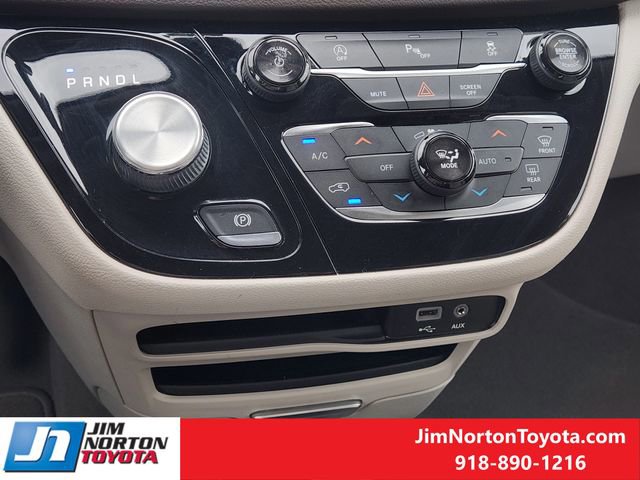 Used 2018 Chrysler Pacifica Touring-L image 18