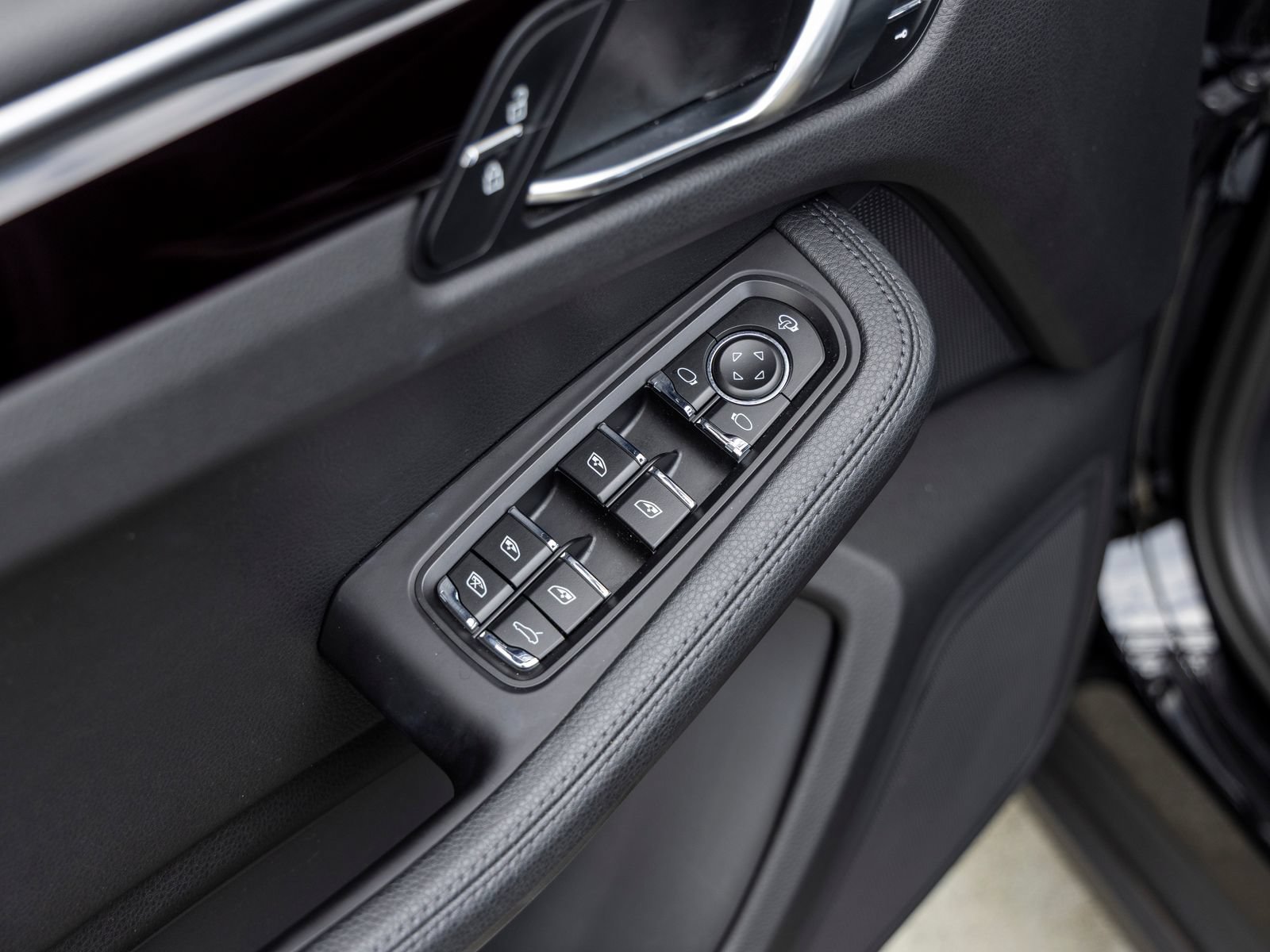 Certified 2023 Porsche Macan AWD/4WD image 27