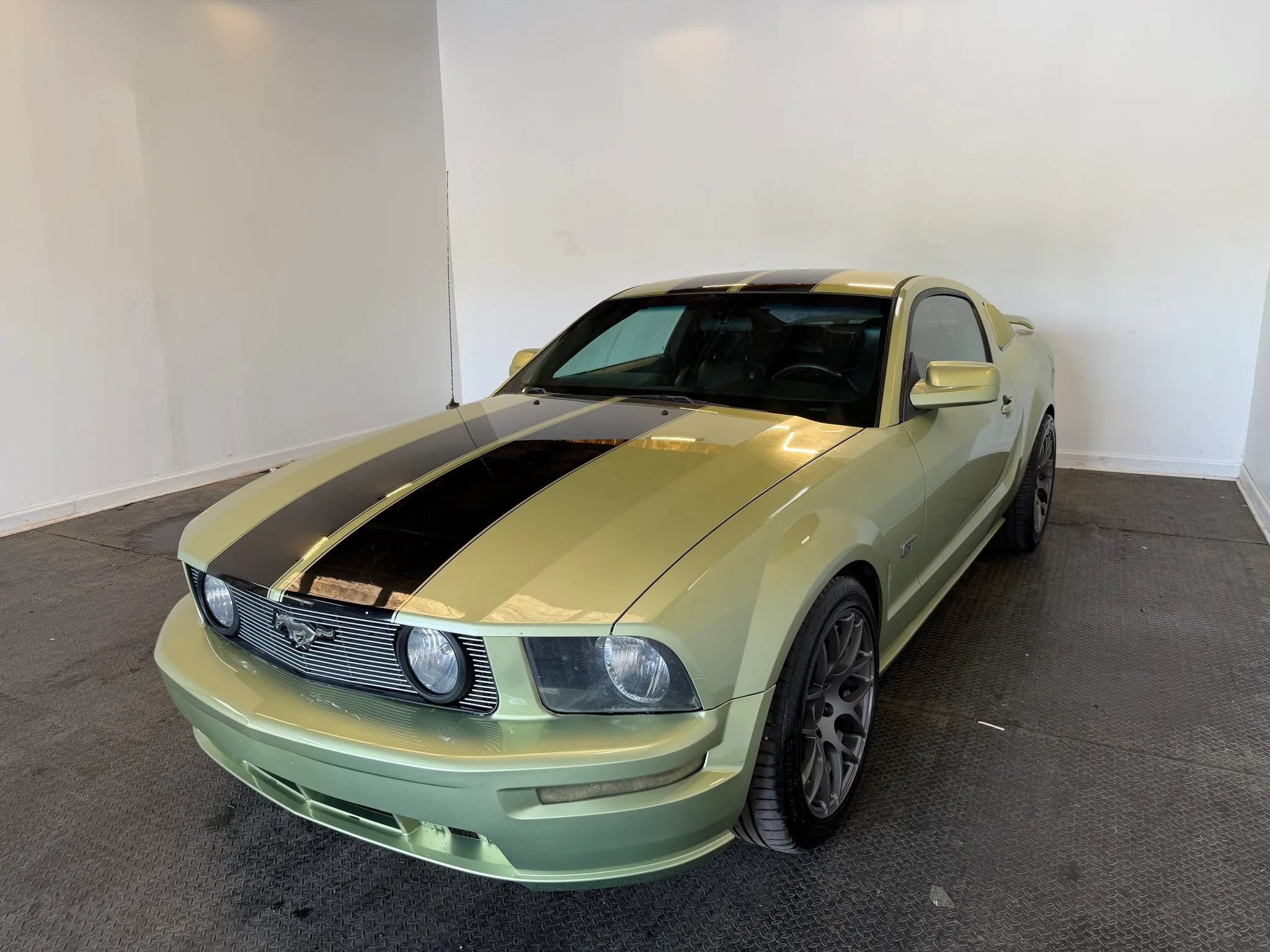 Used 2005 Ford Mustang GT Premium RWD image 2