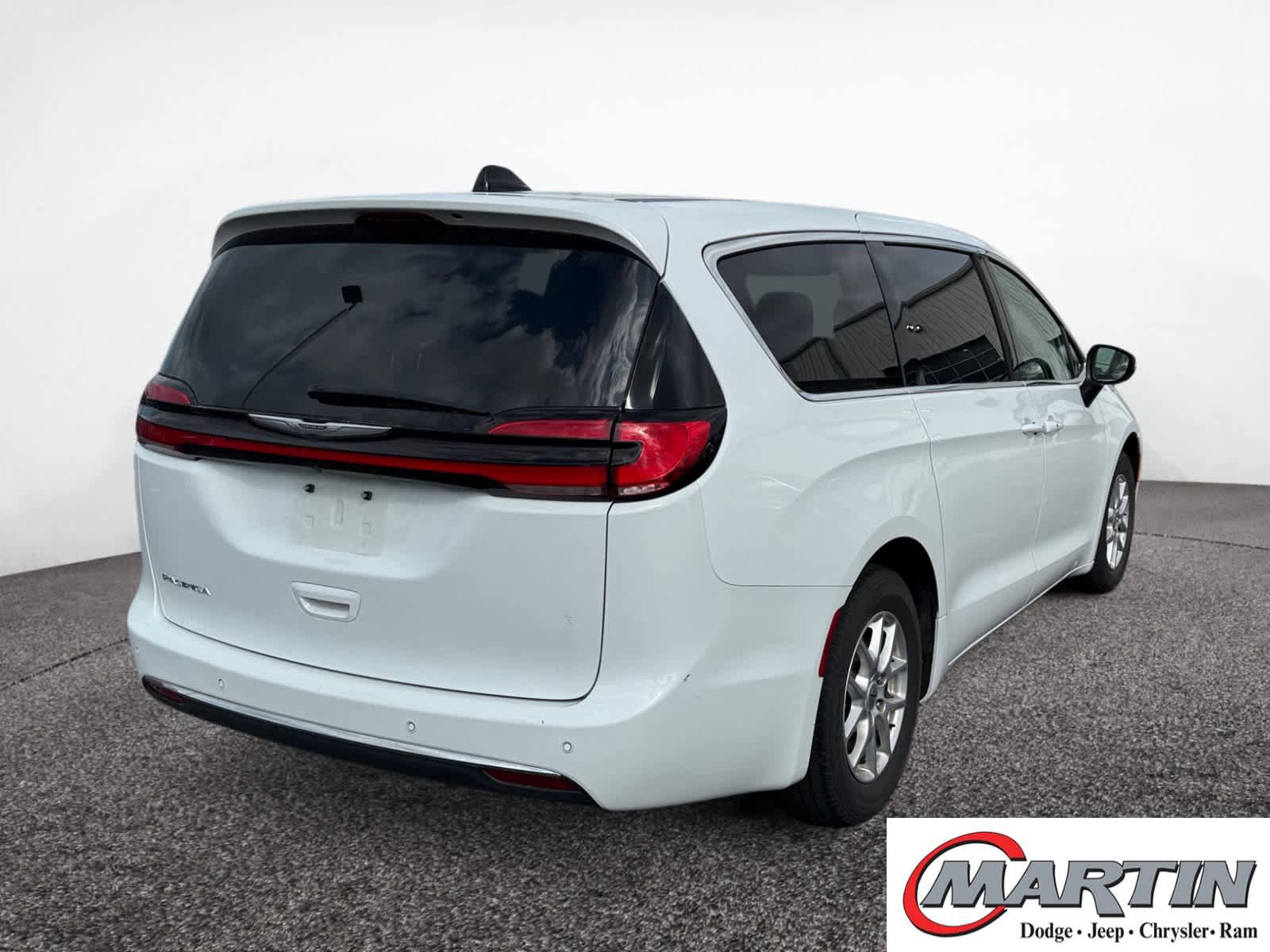 Used 2023 Chrysler Pacifica Touring-L FWD image 5